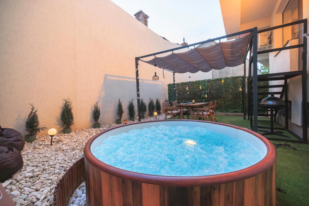 Downtown Hidden Garden With Jacuzzi In Bucharest Apartment Exterior photo