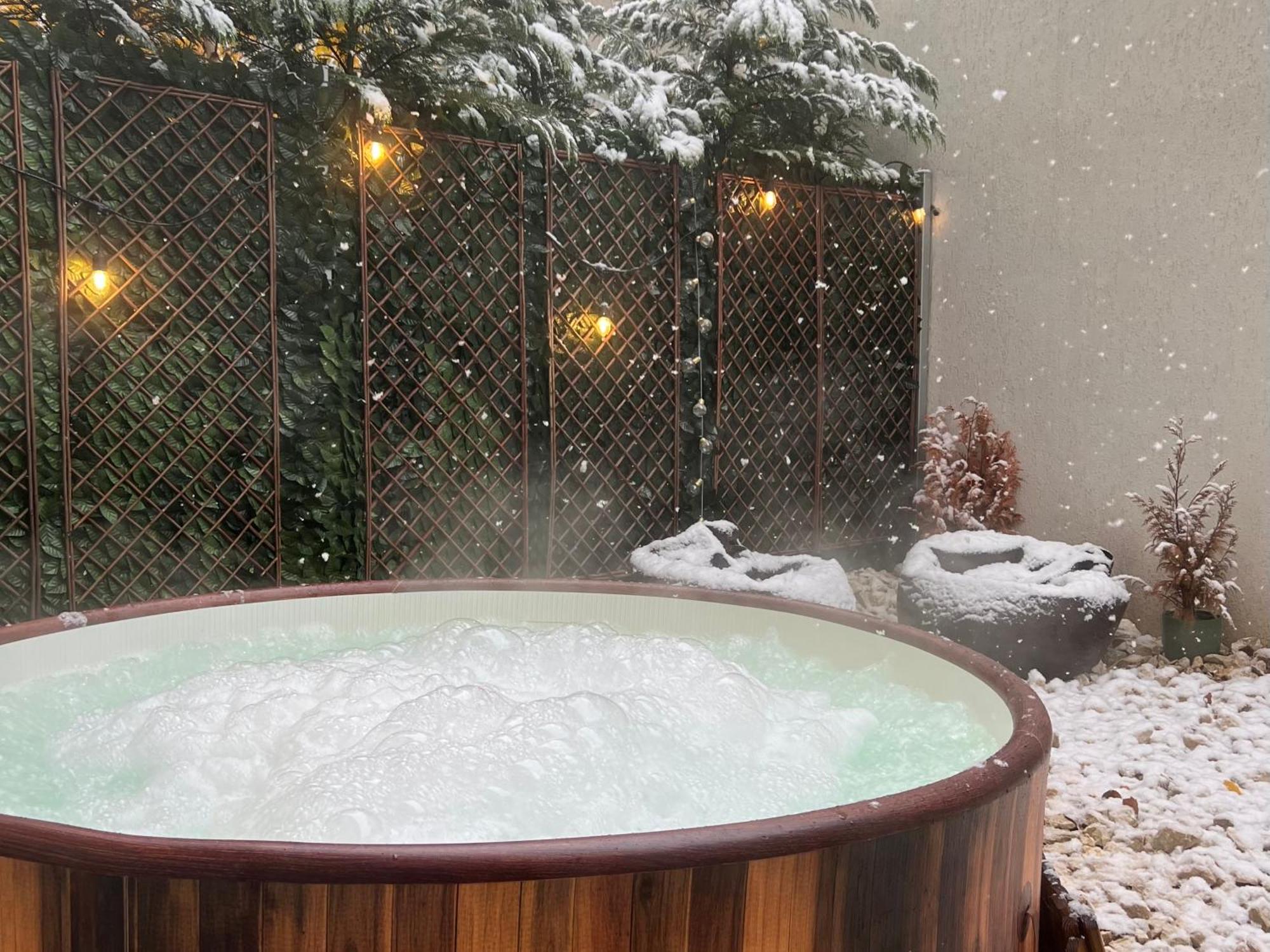 Downtown Hidden Garden With Jacuzzi In Bucharest Apartment Exterior photo